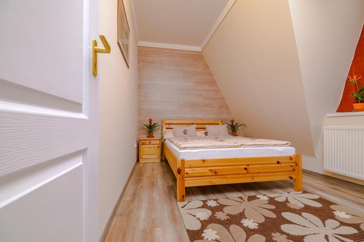 ILLÉS Apartmanok II. Hajduszoboszlo Bagian luar foto